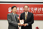 中大副校長黃乃正教授（右）致送紀念品予國家住房和城鄉建設部副部長仇保興教授（左）。